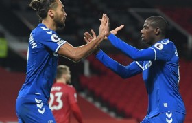 埃弗顿读秒绝平对手,艰难守住中游位置