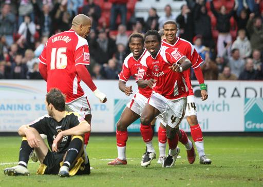 柏林联合定位球战术奏效,头球破门锁定胜局  柏林联合定位球战术奏效,头球破门锁定胜局