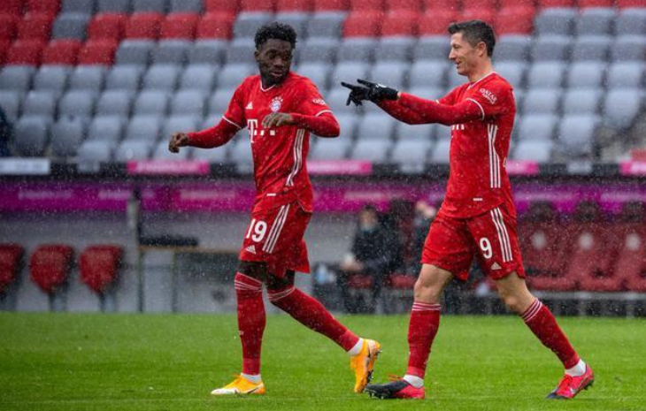 弗莱堡年轻门将高接低挡,屡次化解门前危机  弗莱堡年轻门将高接低挡,屡次化解门前危机