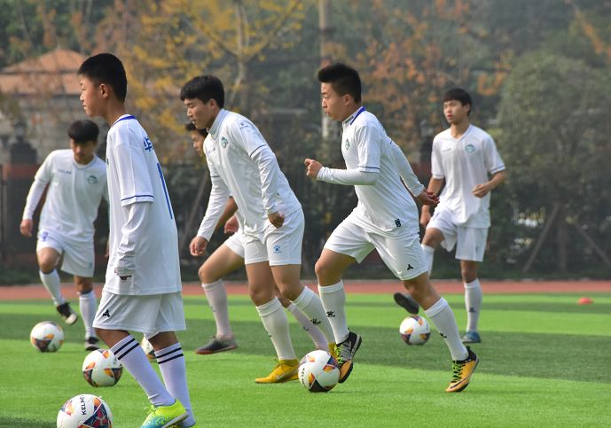 洛里昂青年军崭露头角,青春阵容打出流畅配合  洛里昂青年军崭露头角,青春阵容打出流畅配合